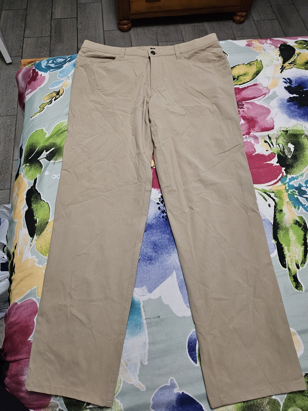 lululemon athletica Men's Khaki Straight-Leg Chinos - Light Tan